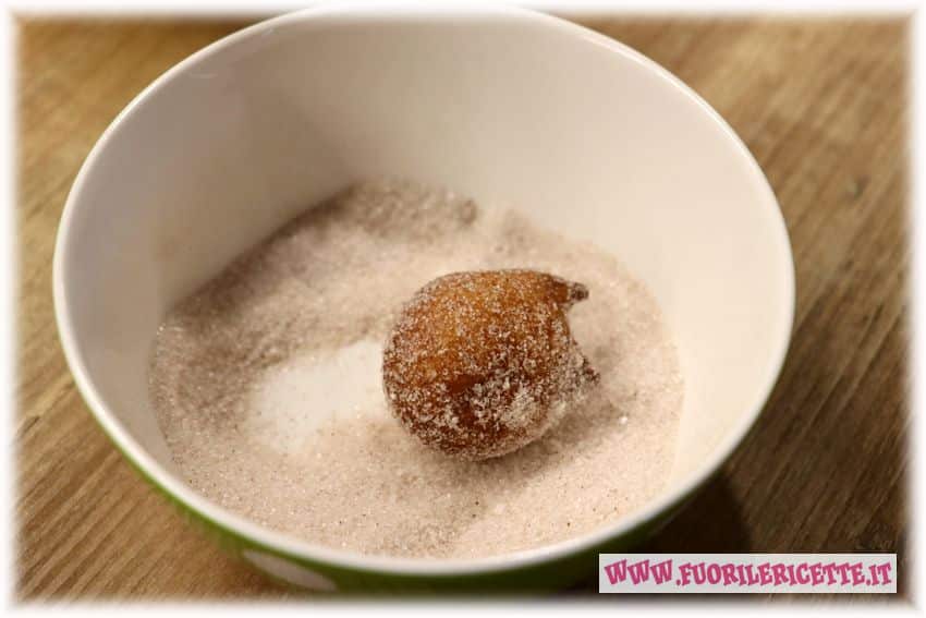 Frittelle con zucchero di canna