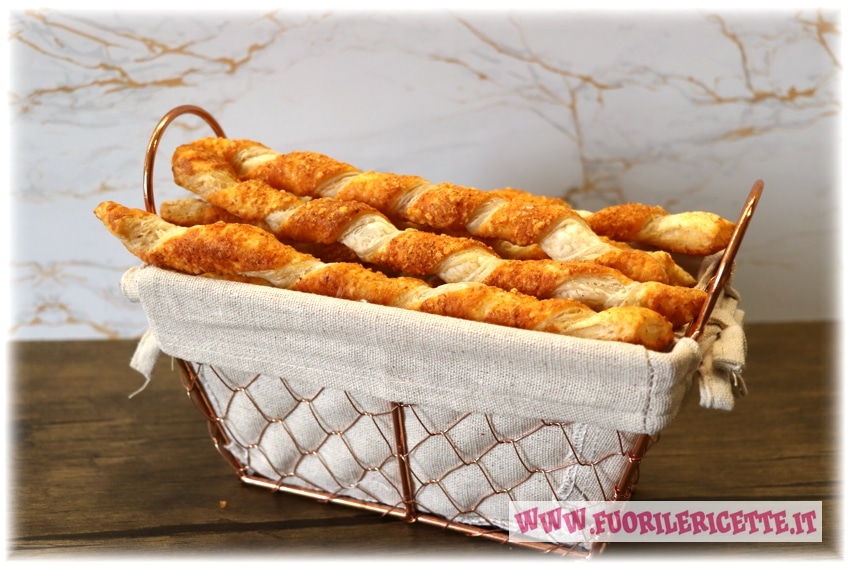 Grissini di pasta sfoglia al formaggio