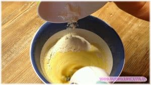 versiamo poco alla volta l'olio e l'acqua, aggiungiamo un pizzico di sale e la buccia di limone grattugiata