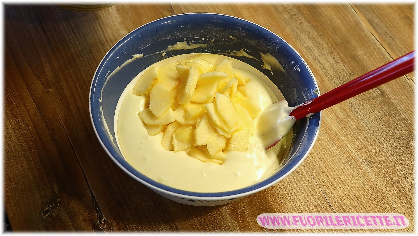 A questo punto possiamo scolare le mele dal loro succo e versarle all'interno dell'impasto