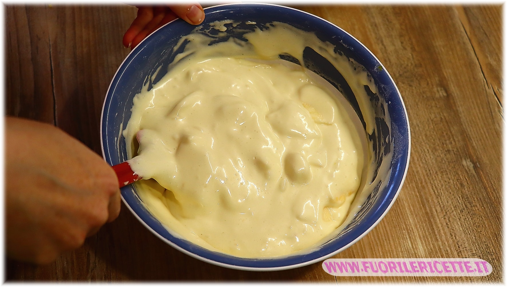 A questo punto possiamo scolare le mele dal loro succo e versarle all'interno dell'impasto