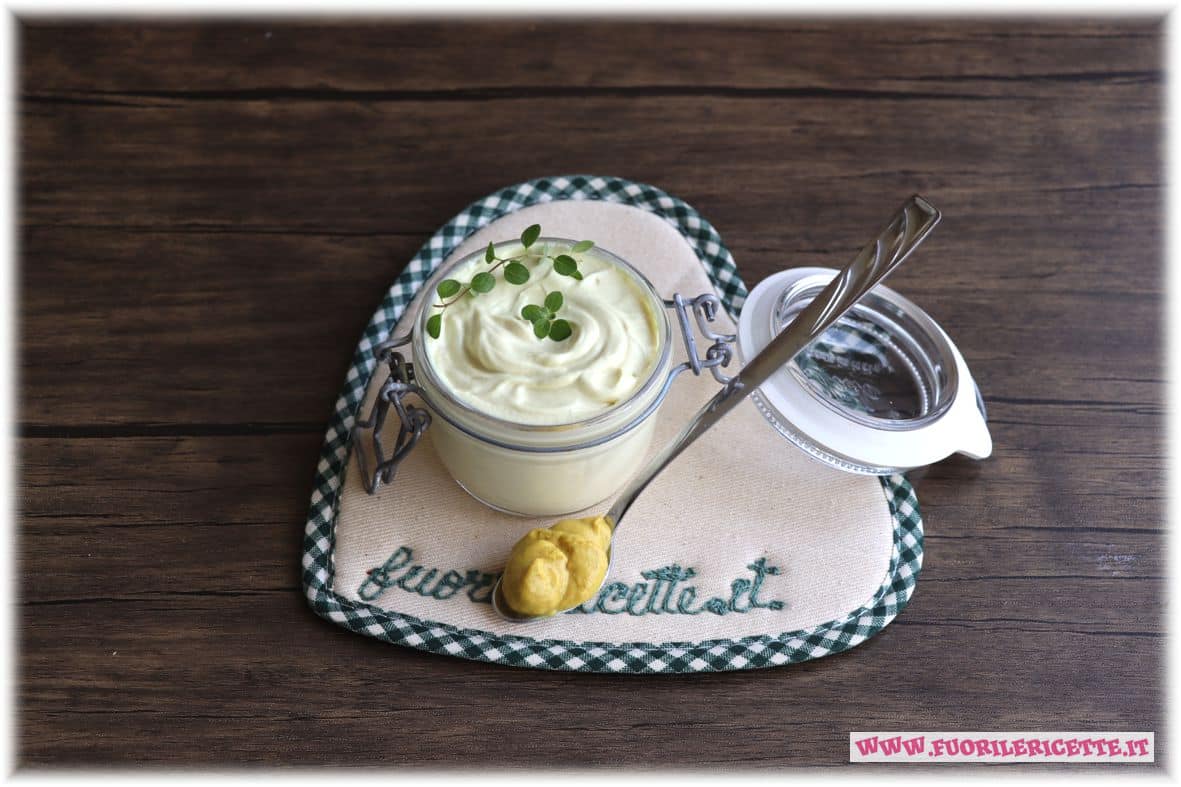 Maionese vegana senza uova e con latte di soia e senape