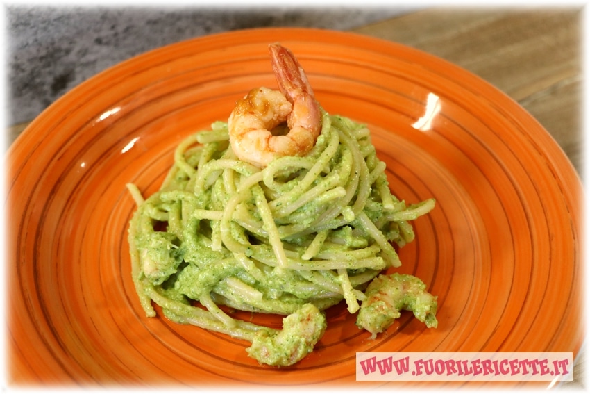 Pasta con pesto di zucchine e gamberi