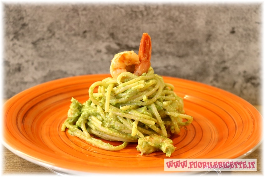 Pasta con pesto di zucchine e gamberi - Fuori le Ricette