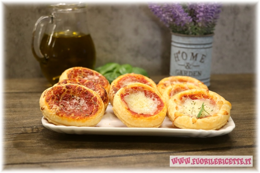 Pizzette di pasta sfoglia facili e sfiziose