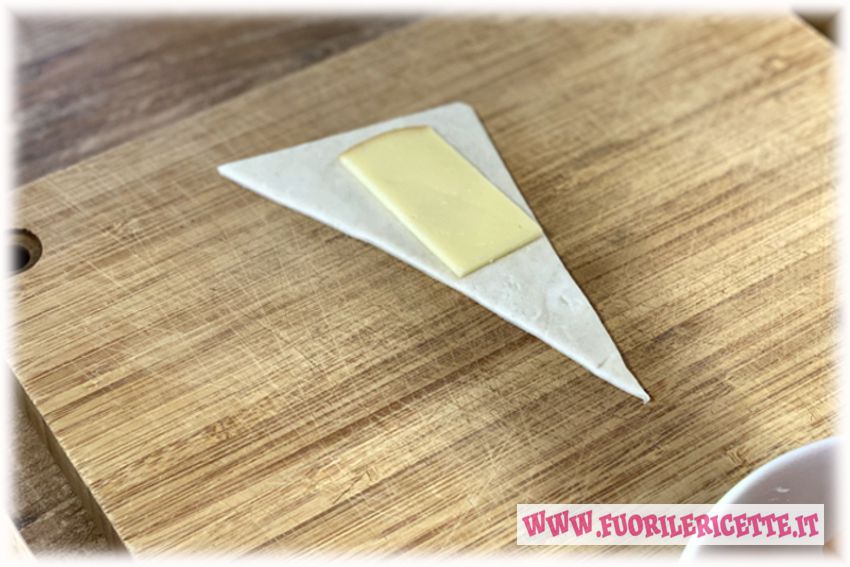 formaggio su pasta sfoglia