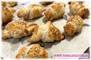 Rustici di pasta sfoglia e wurstel