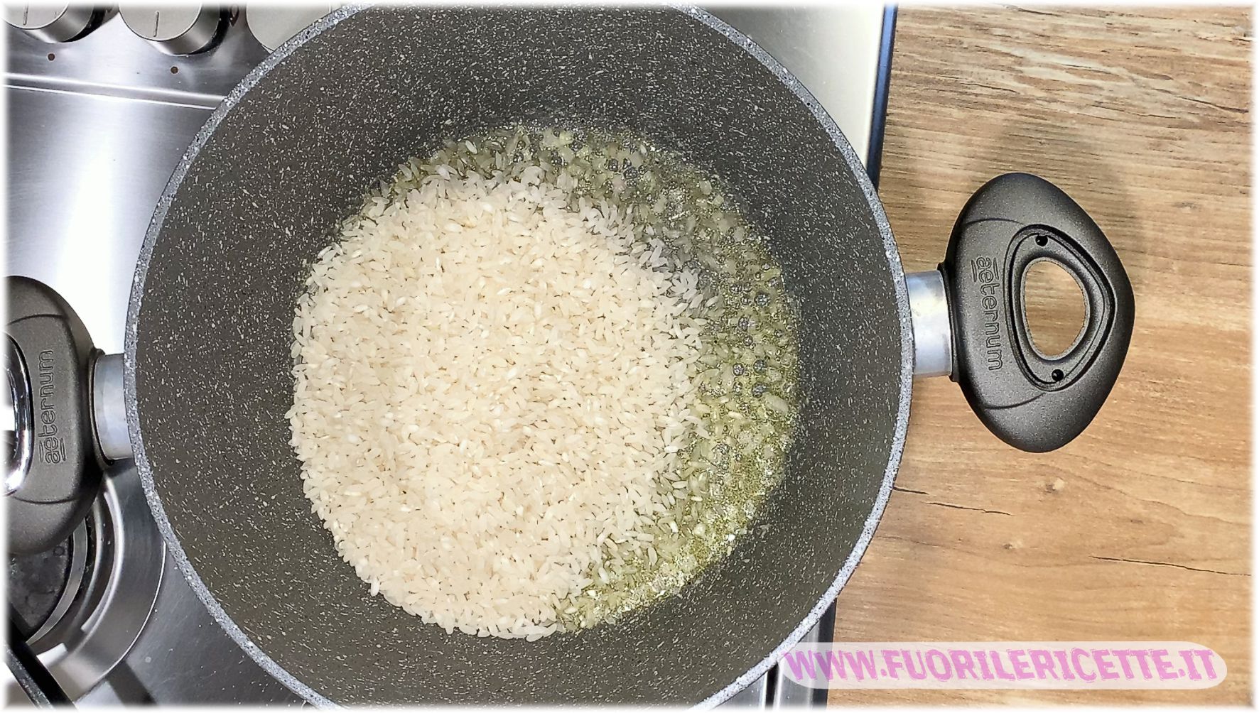 Unire il riso allo scalogno e farlo tostare