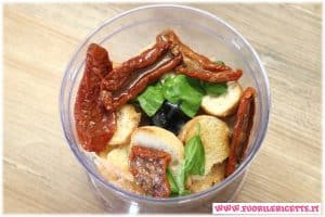 Versiamo nel mixer il pane, i pomodori secchi, il basilico, un pò di origano, il parmigiano e un pizzico di sale