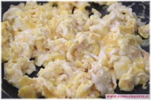 Quando si sarà sciolto versiamo le uova, e strapazziamole Uova strapazzate con briciole di pane