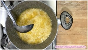 Versare il brodo sul riso - risotto all'arancia