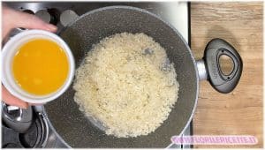 Versare il succo d'arancia sul riso - risotto all'arancia