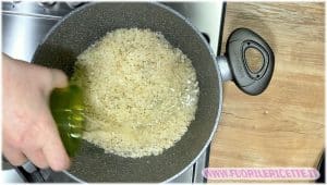 Versare il vino sul riso - risotto all'arancia