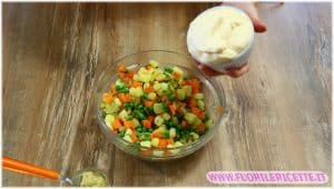 Mescolare le verdure per l' insalata russa - Insalata russa