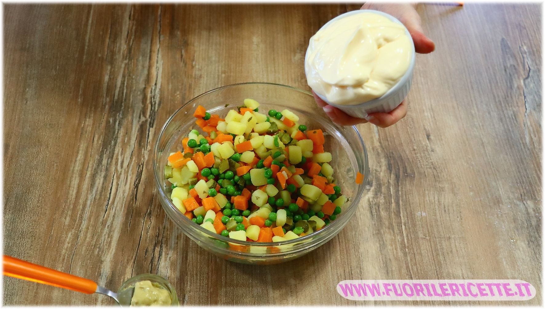 Mescolare le verdure per l'insalata russa