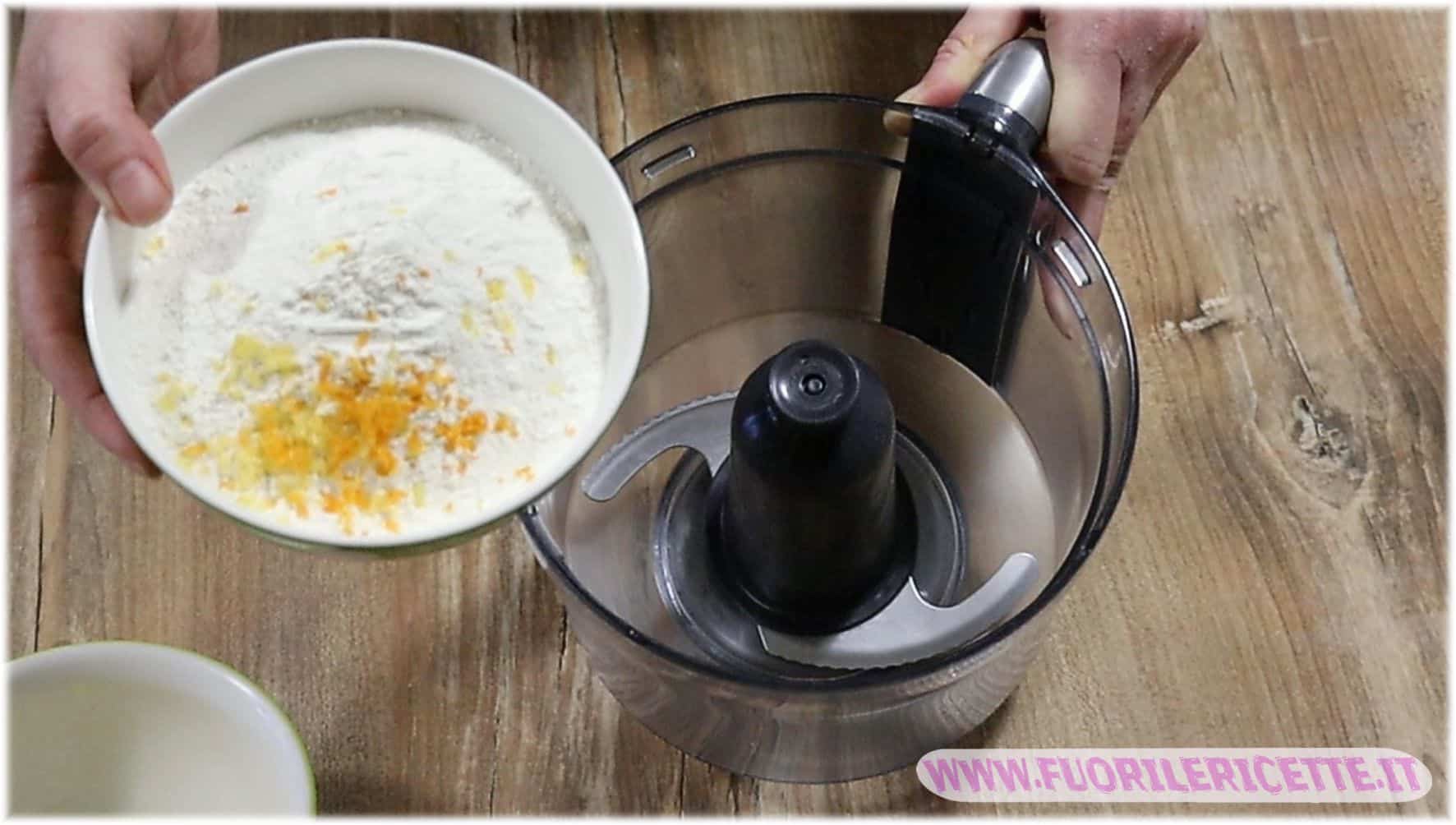 versare-farina-con-la-buccia-arancia-e-limone