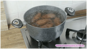 Lessa le patate con la buccia in acqua salata
