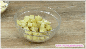 Taglia le patate a fette o a cubetti e mettile in una ciotola