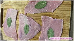 Disponiamo al centro di ogni fetta di carne una foglia di salvia.