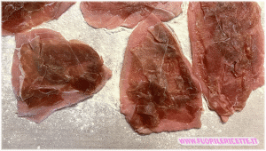 adagiamo sopra anche una fetta di prosciutto