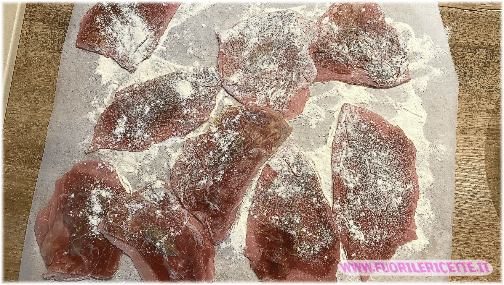 Infariniamo la carne da ambo i lati.