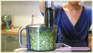 tagliare le zucchine a julienne - Rotolo di frittata con zucchine