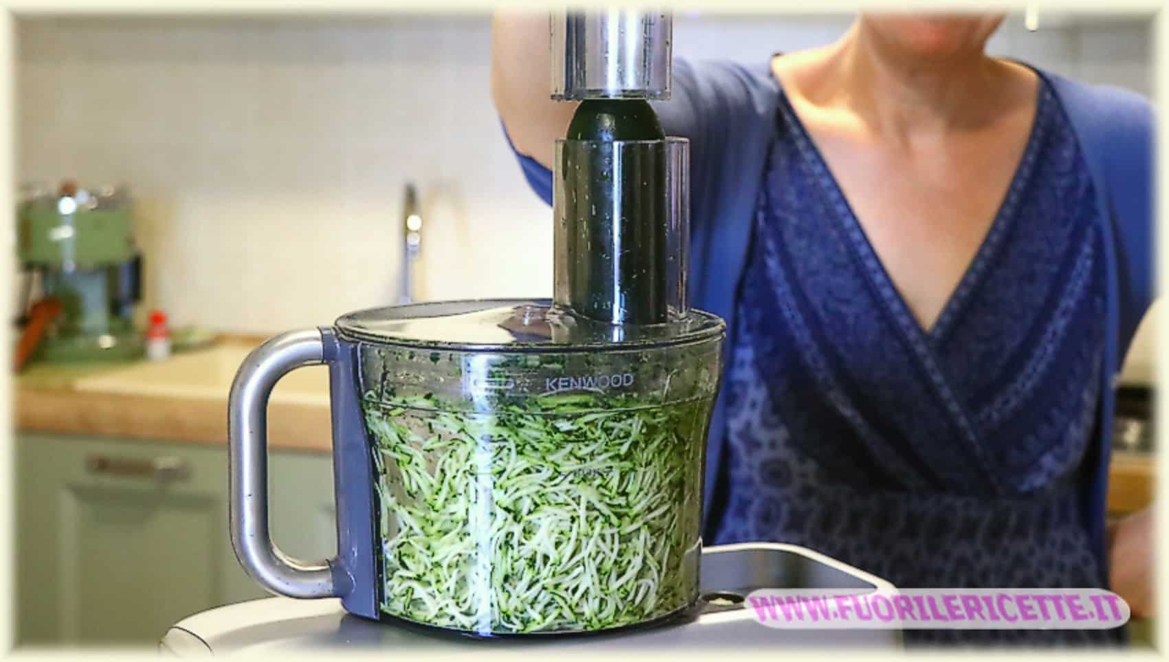 tagliare le zucchine a julienne