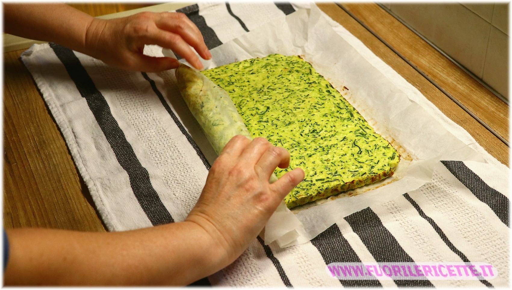 arrotolare il rotolo di frittata con zucchine