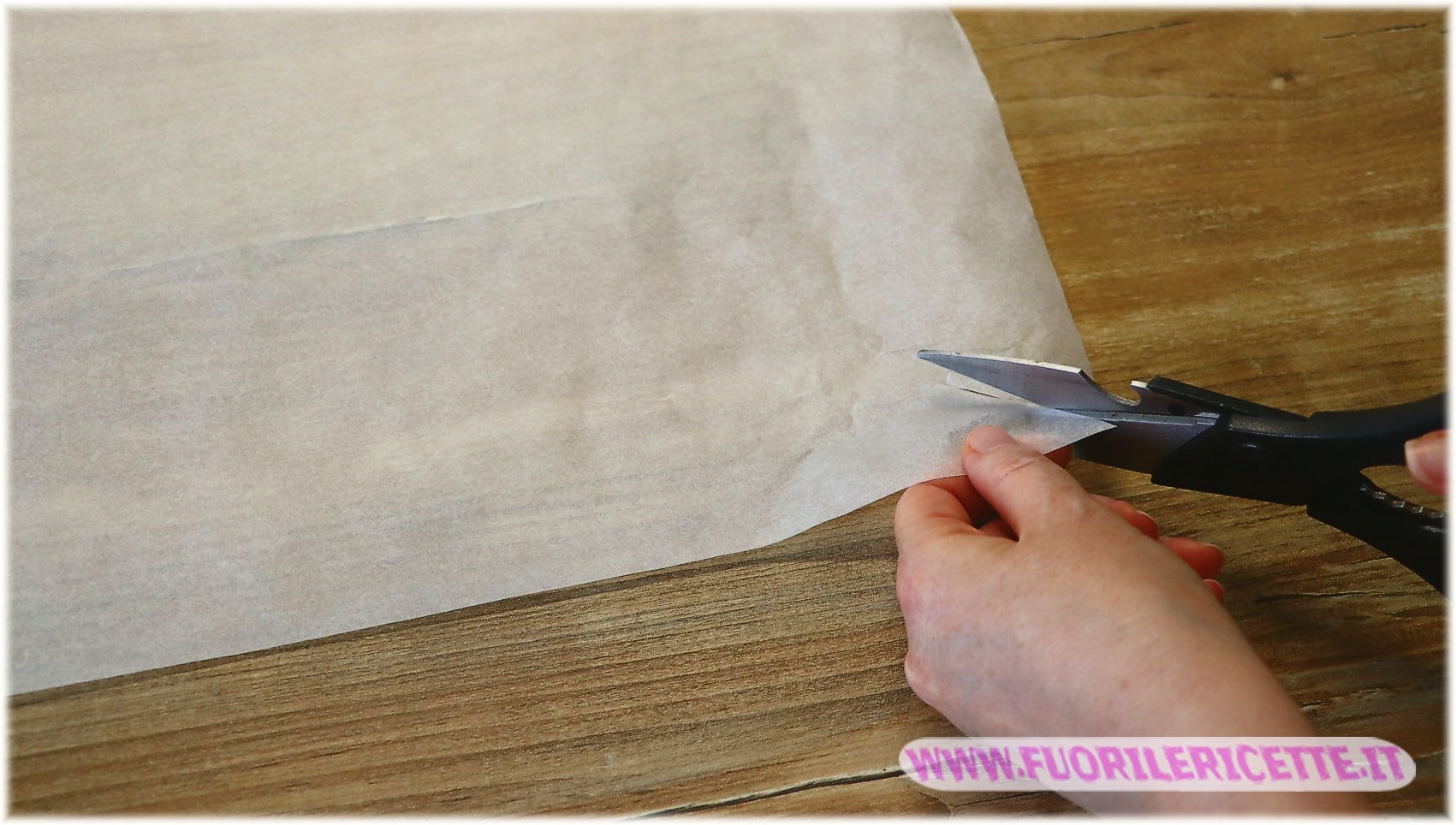 Tagliare una quantità di carta che permetta di foderare anche i bordi