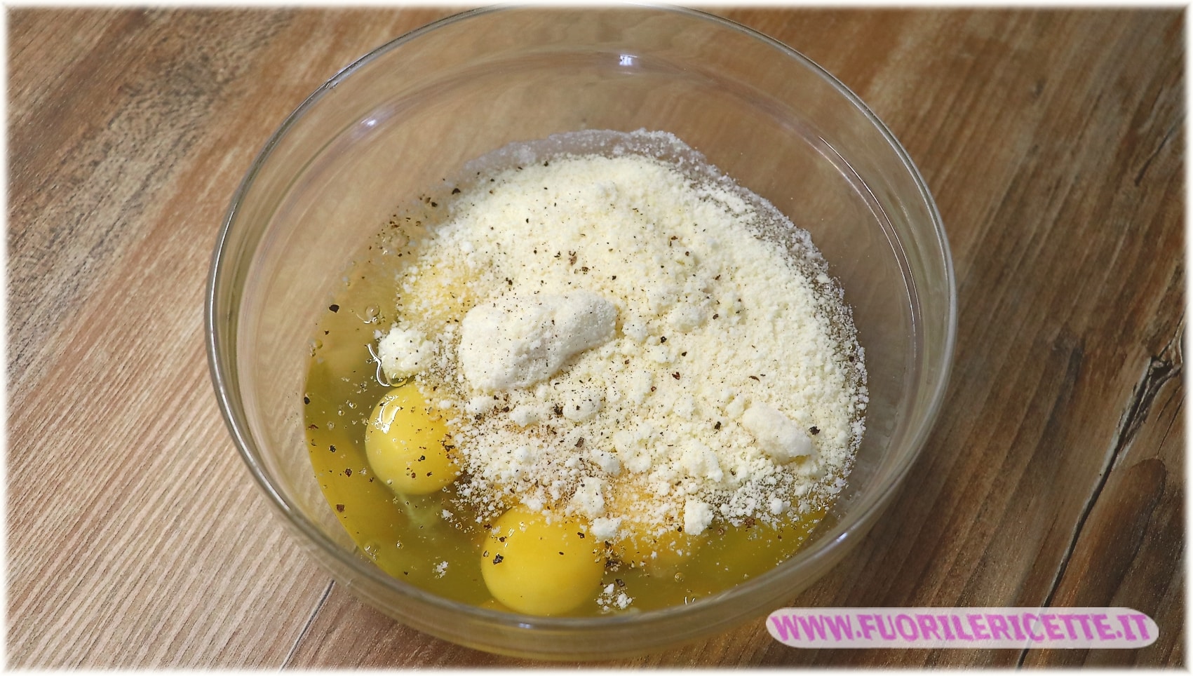 Rompere le uova in una terrina, sbatterle con una forchetta insieme ad un pò di sale, aggiungere anche il formaggio e il pepe.