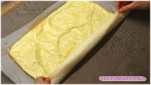 arrotolarla con tutta la carta forno mentre è ancora calda