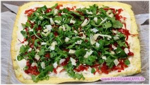 ricoprire con la rucola e in fine sbriciolare sopra le scaglie di parmigiano. Rotolo di frittata al forno