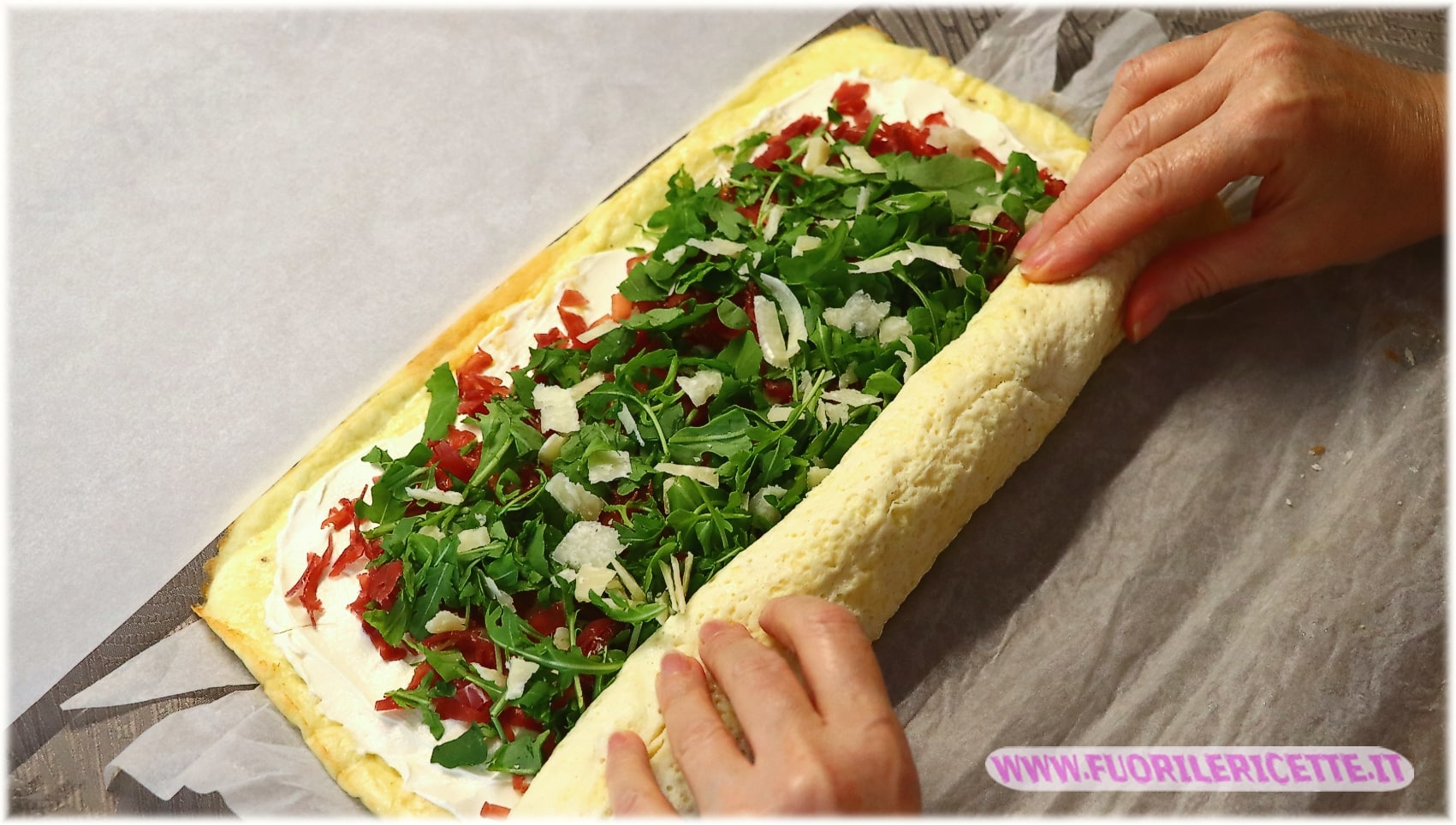 arrotolare la frittata farcita