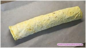 Avvolgere il rotolo di frittata nella stessa carta forno