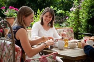 foto di brunch in giardino