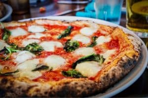 foto mozzarella filante sulla pizza