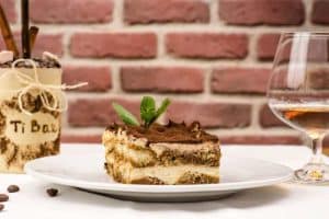 Piatto di tiramisù foto