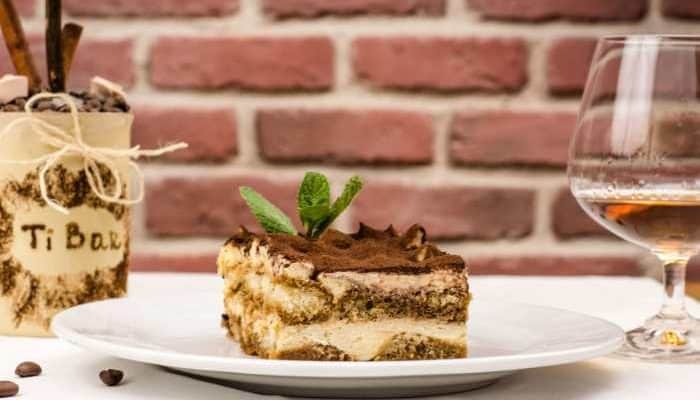 Piatto di tiramisù foto