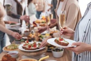 foto di tavola apparecchiata per buffet