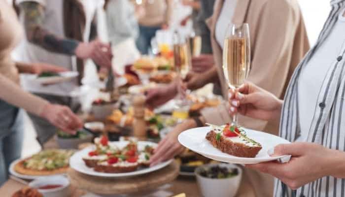 foto di tavola apparecchiata per buffet